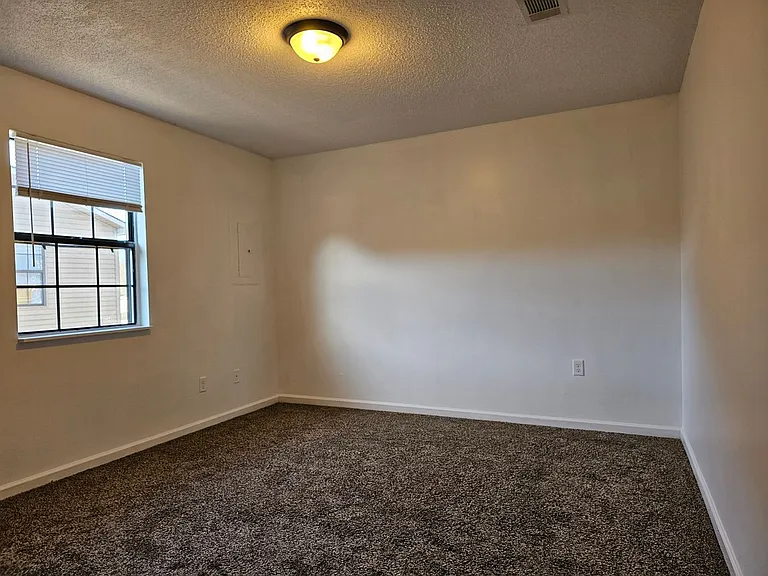 Spacious 4 Bedroom 2 Bath Upstairs unit! — Photo 12
