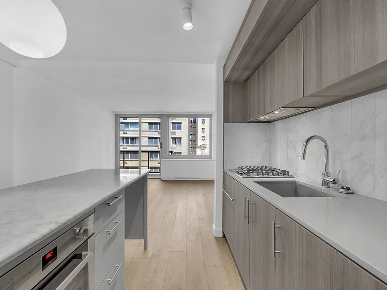 234 E 46th St #703 — Photo 3