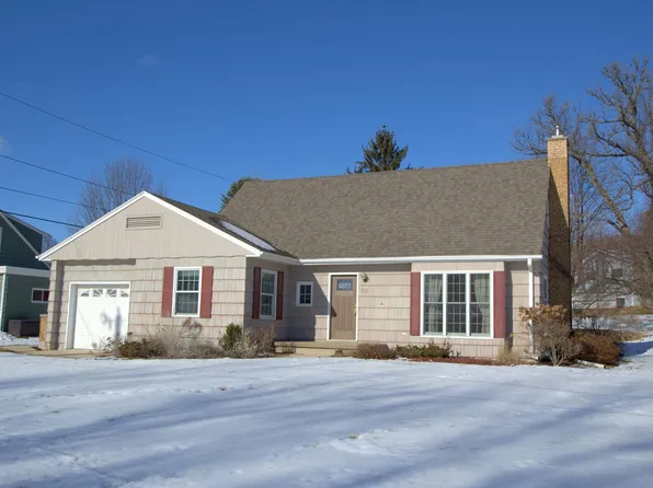 213 Hilltop Dr, Decorah, IA 52101