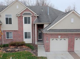29472 Woodpark Cir, Warren, MI 48092