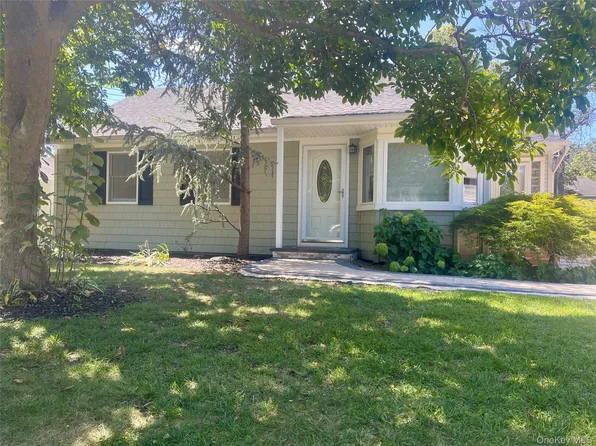 20 Pequot Lane, East Islip, NY 11730