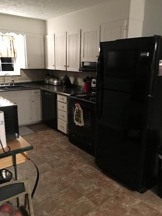 3rd image of 5 Louise Ln