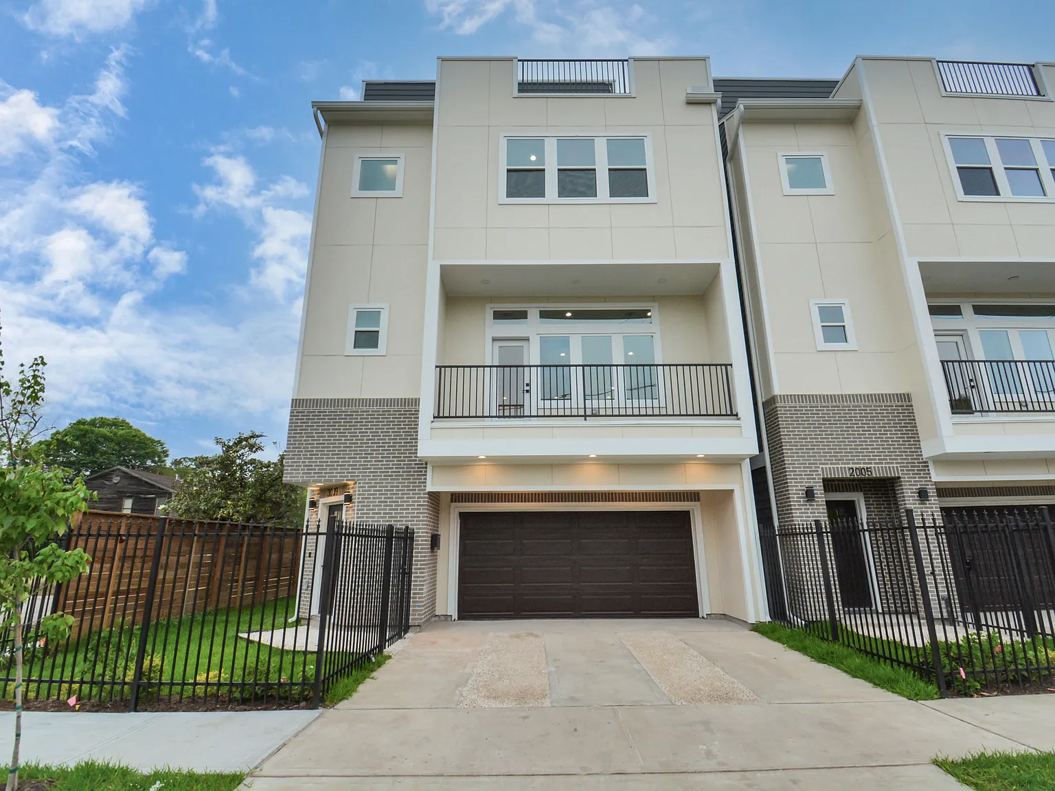 3 bed, 3.5 bath, 2434 sqft, $3,400 — Photo 3