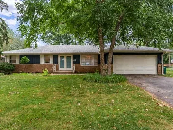 823 Pine Valley Dr, Rockford, IL 61107