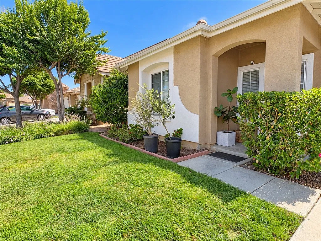 4 bed, 2095 sqft, $3,200 — Photo 3