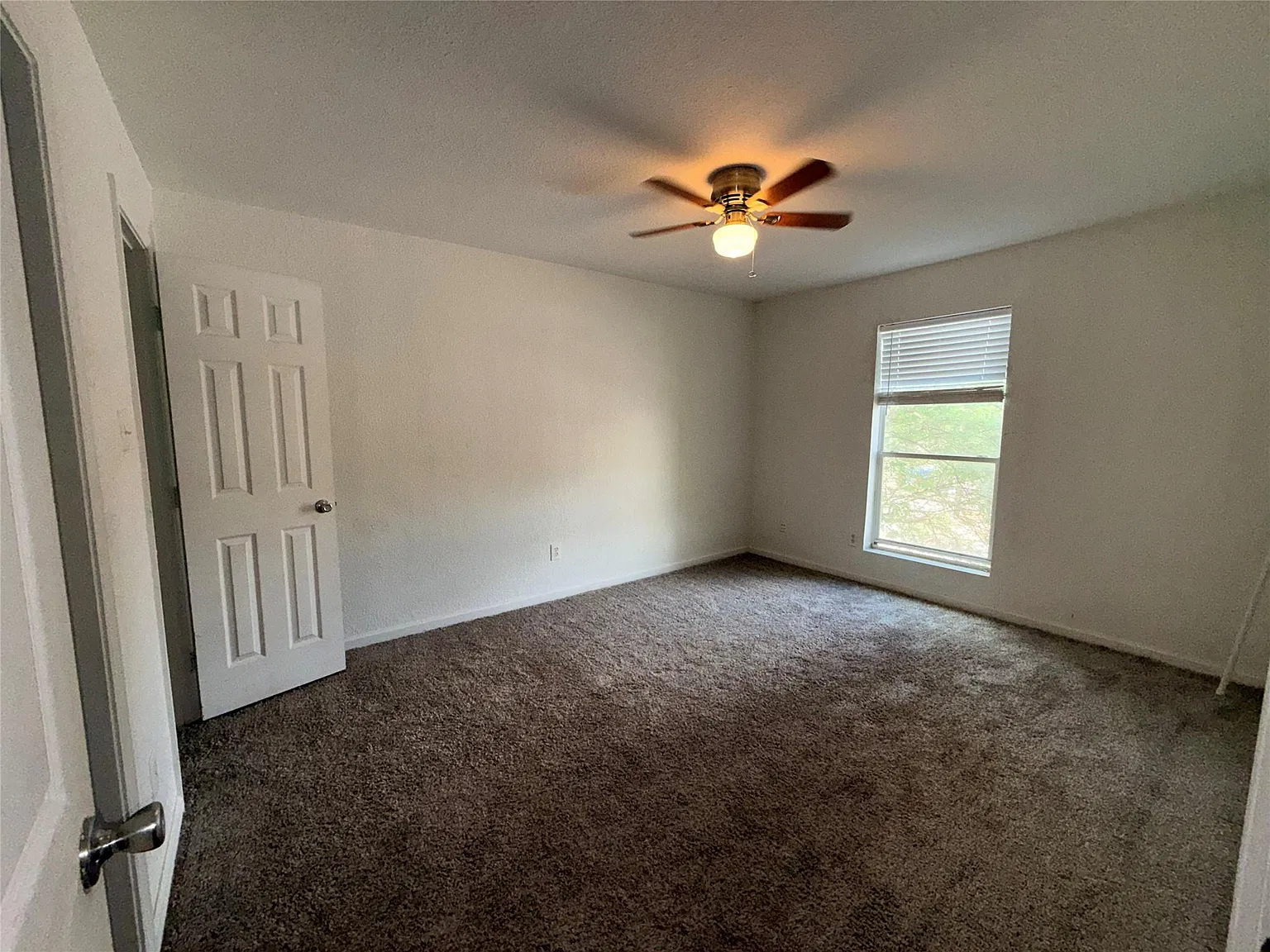 8100 Creekbend Dr — Photo 1