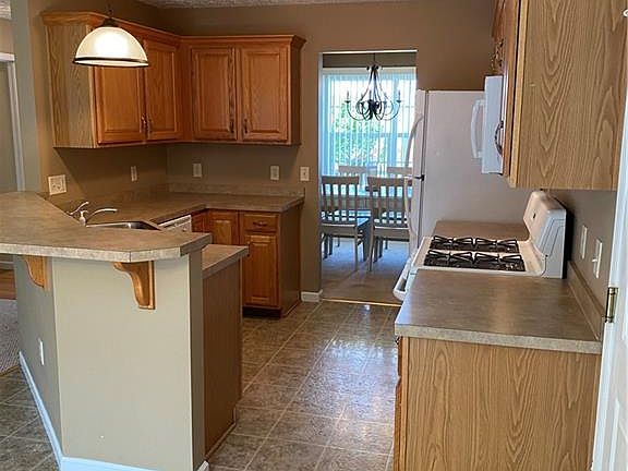 2nd image of 1085 Yorkshire Dr