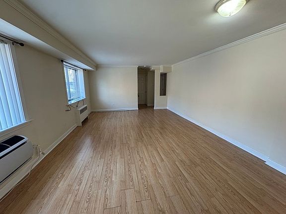 4th image of 2704 W Lunt Ave #G