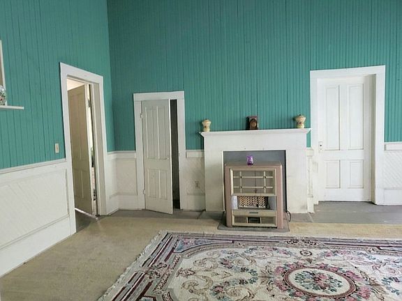 Front bedroom, 14' ceiling 