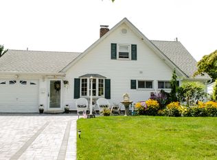34 High Ln, Levittown, NY 11756