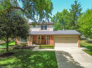36616 Munger Dr, Livonia, MI 48154