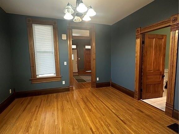 4th image of 909 N Main St