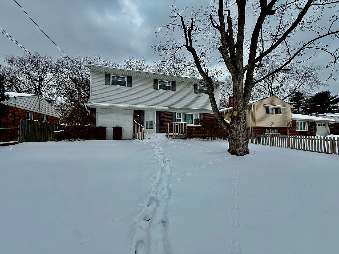 Suburban Home Right Outside The City With Pool. — Photo 1