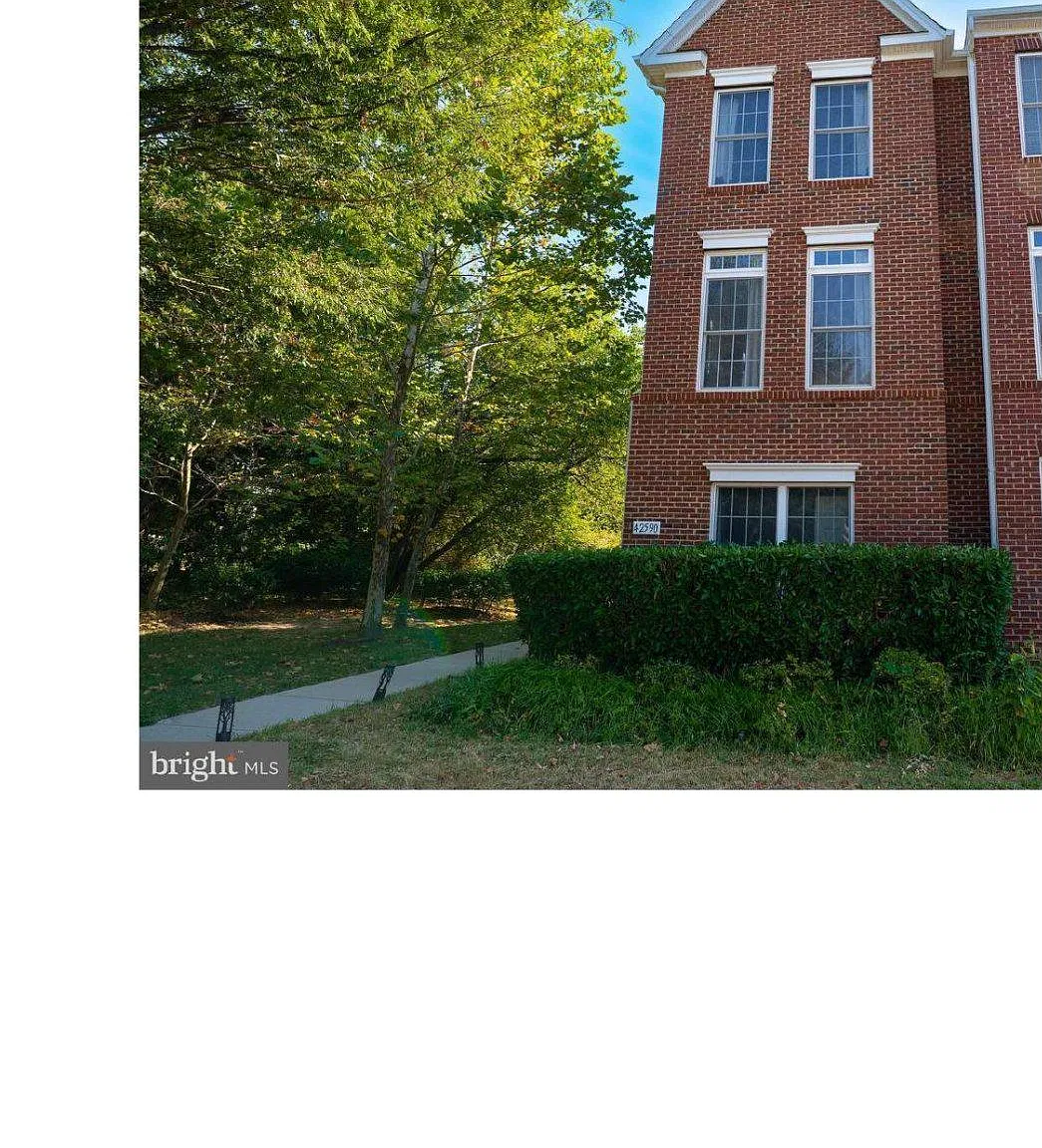3 bed, 3.5 bath, 1727 sqft, $2,900 — Photo 1
