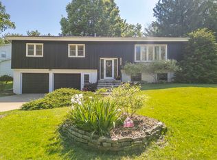 1117 Woodring Dr, Waverly, IA 50677