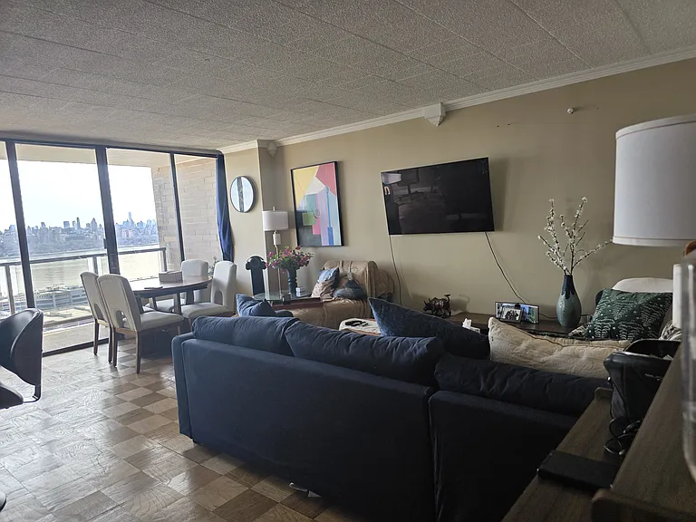 9060 Palisade Ave — Photo 12
