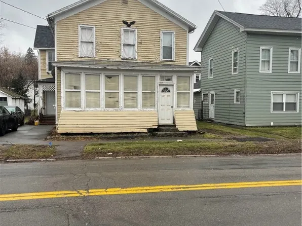 69 Phelps St, Lyons, NY 14489