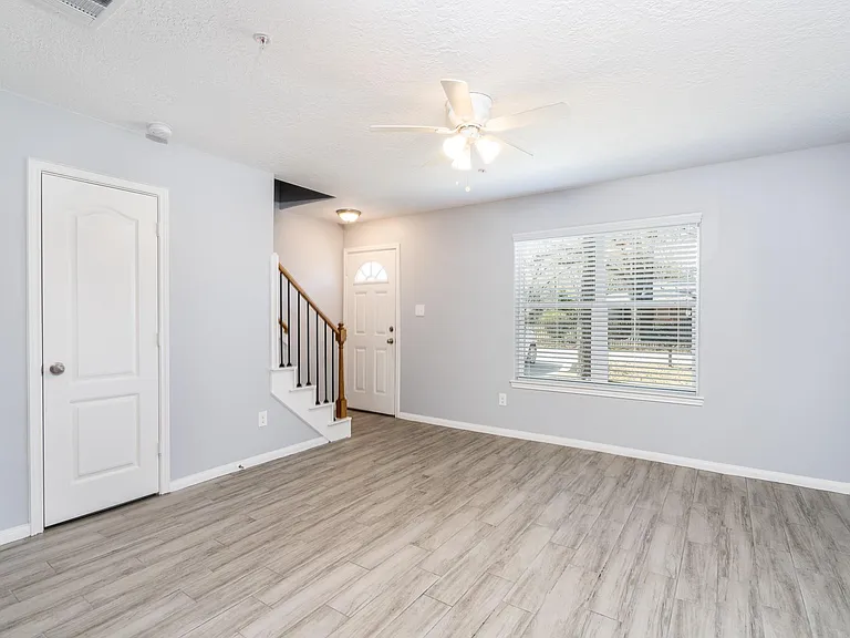 207 N Poplar St #B — Photo 10
