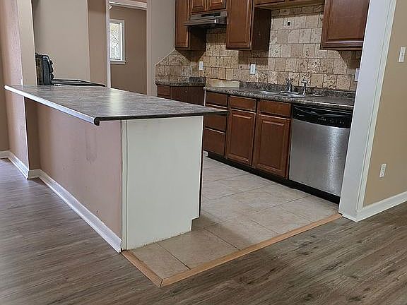 2nd image of 1301 Meadowview Dr