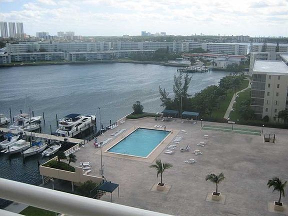 3rd image of 18071 Biscayne Blvd #10033
