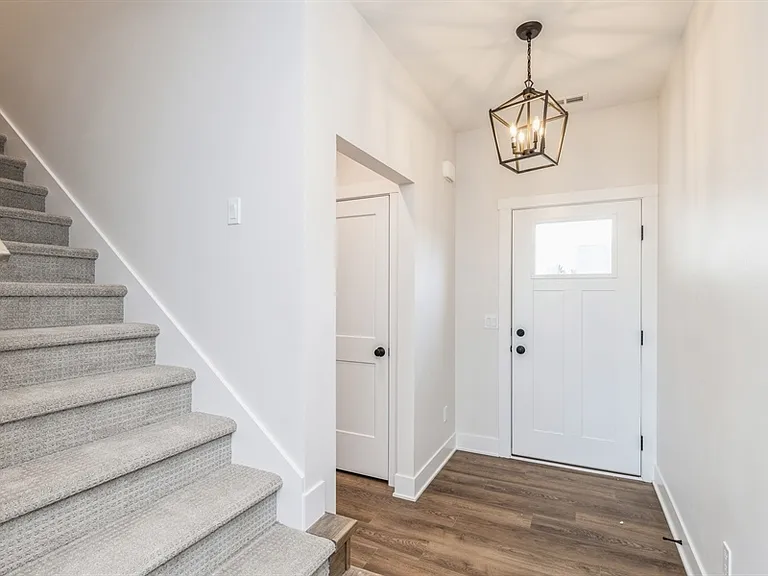 915 Henryson St — Photo 5
