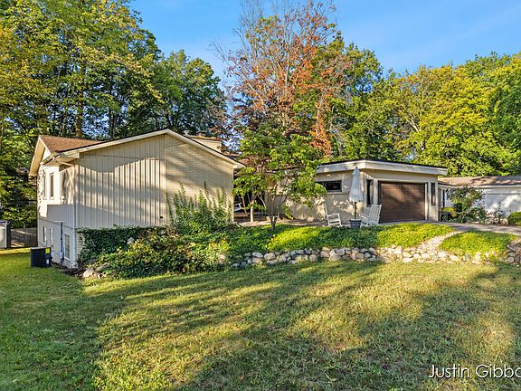 3rd image of 2170 Highlander Dr SE