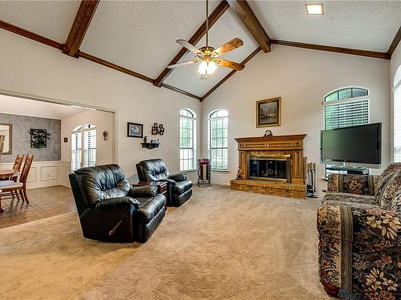 4th image of 726 Villa Creek Dr