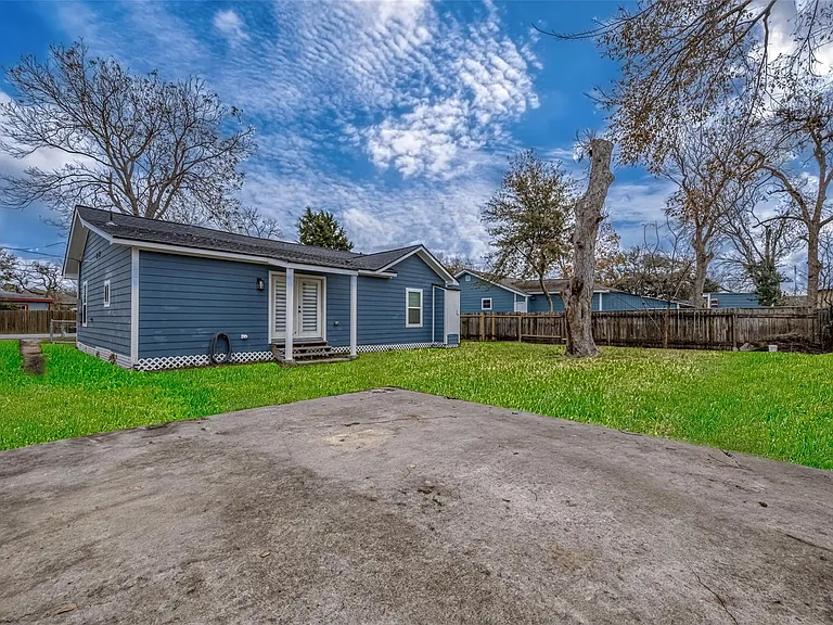 6322 Victoria St — Photo 32