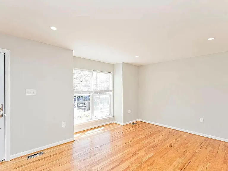 215 Stratford Dr — Photo 2