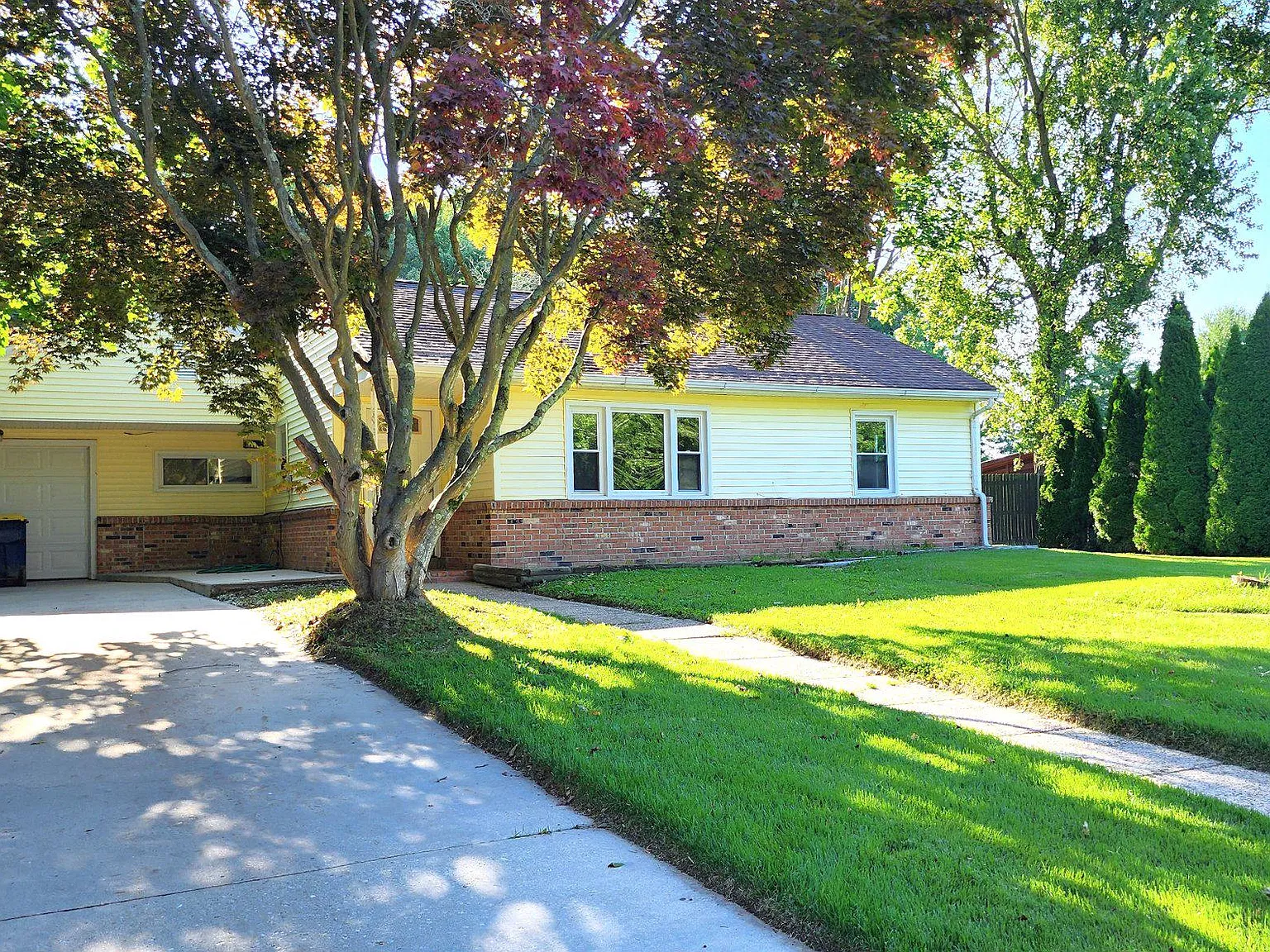3 bed, 1.0 bath, 1098 sqft, $1,700 — Photo 2