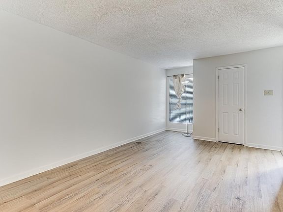 3rd image of 34 Phlox Dr