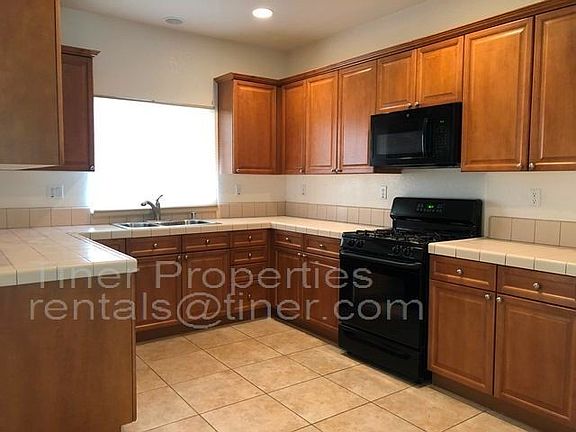 3rd image of 6 Park River Oak Ct