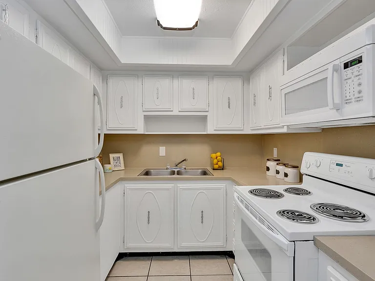 Midship Apartments — Photo 23