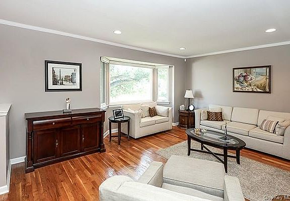 5th image of 1102 Lawrence Road