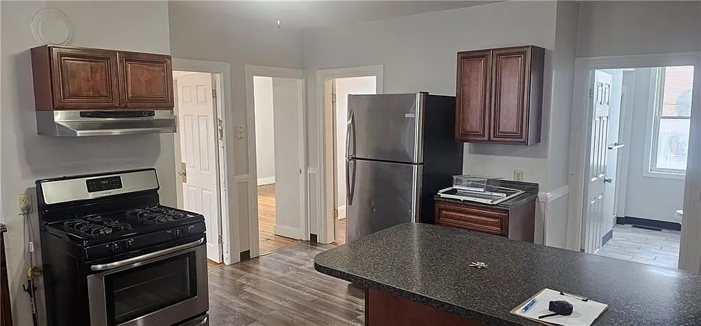 2 bed, 1.0 bath, 950 sqft, $1,600 — Photo 2