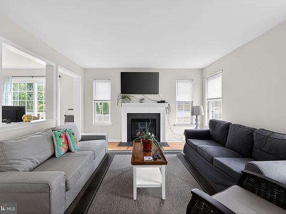 4th image of 137 Sugarbush Dr
