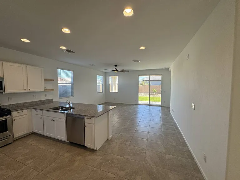 32067 N Wayne Ln — Photo 10