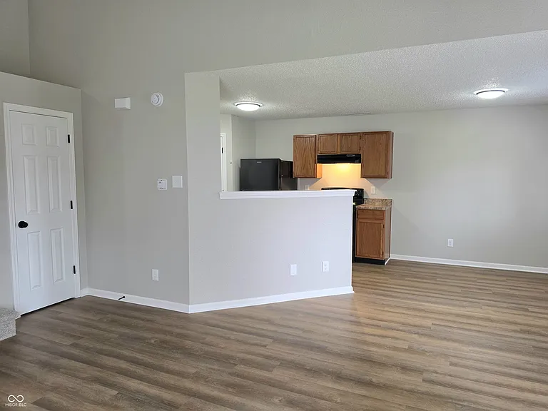 1225 Freemont Ln — Photo 4