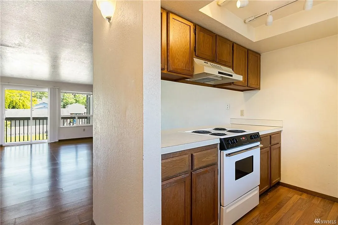 2 bed, 910 sqft, $1,800 — Photo 3