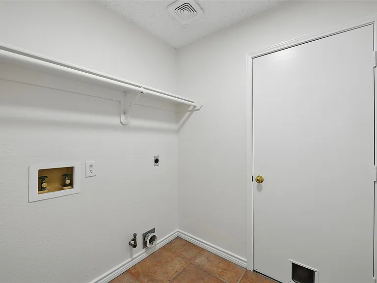 2296 Grandview Dr — Photo 9