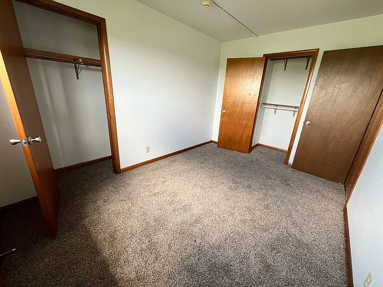 2332 S Duluth Ave — Photo 10