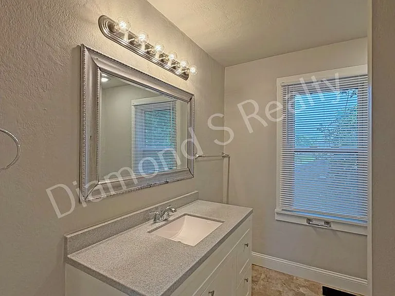 916 N Pickwick Ave — Photo 14