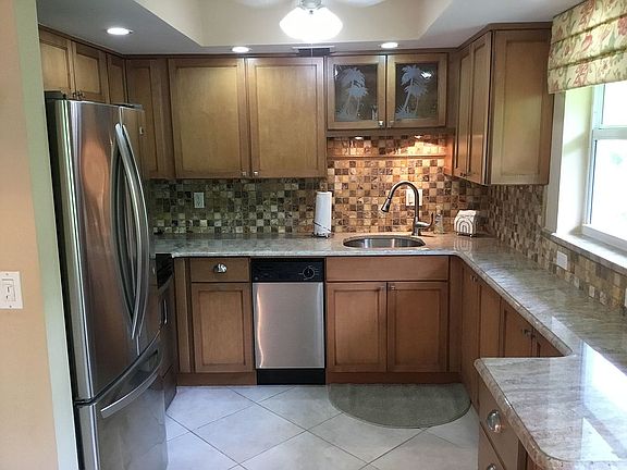 SS app & nice cabinets!