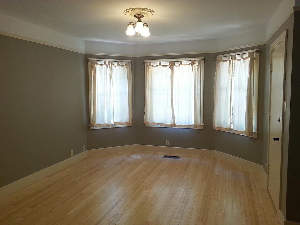Living room, front facing.