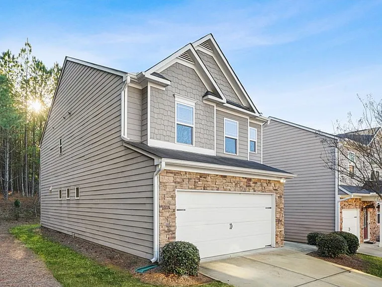 702 Barberry Dr — Photo 3