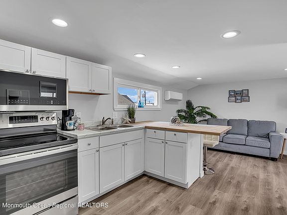 3rd image of 115 Blaine Ave APT 2
