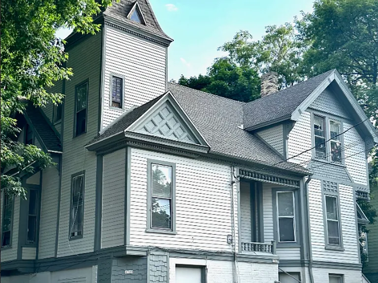 $1395 2 BR, 1 BA Upper Flat in an 1800's Victorian Home - 1704 E Bradford — Photo 4