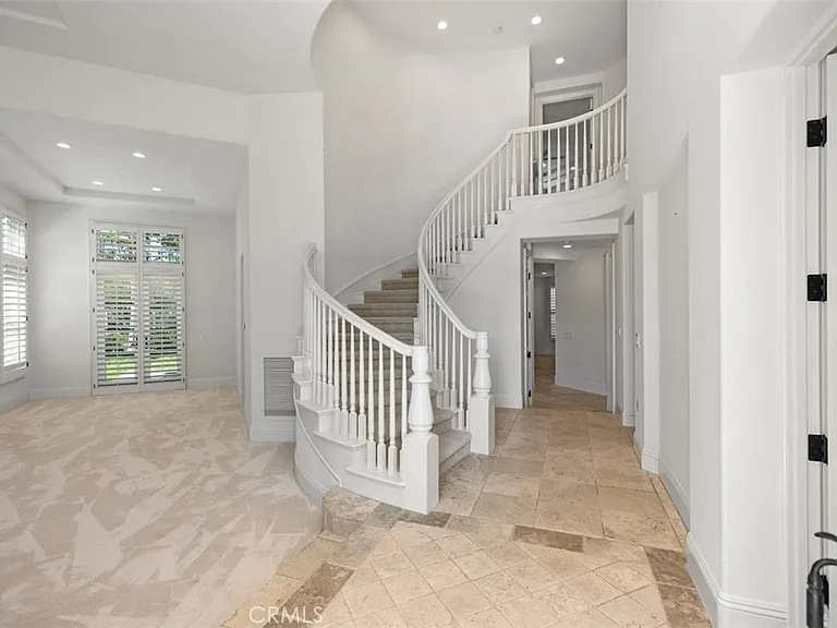 17 Colonial Dr — Photo 3