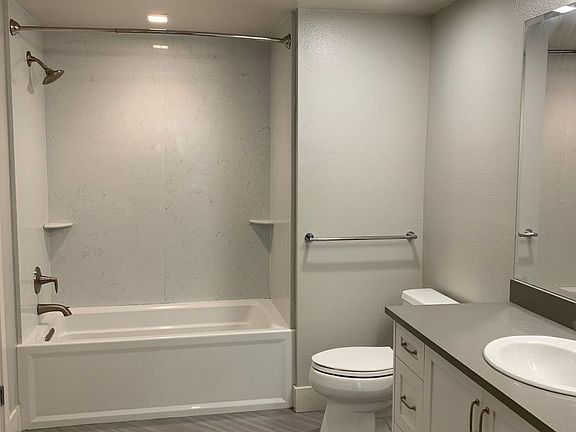 5th image of 19 9th Ave Unit 207