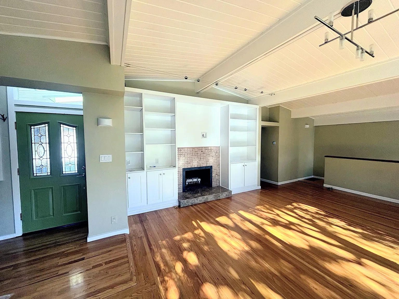 3 bed, 2.5 bath, 1900 sqft, $7,000 — Photo 3